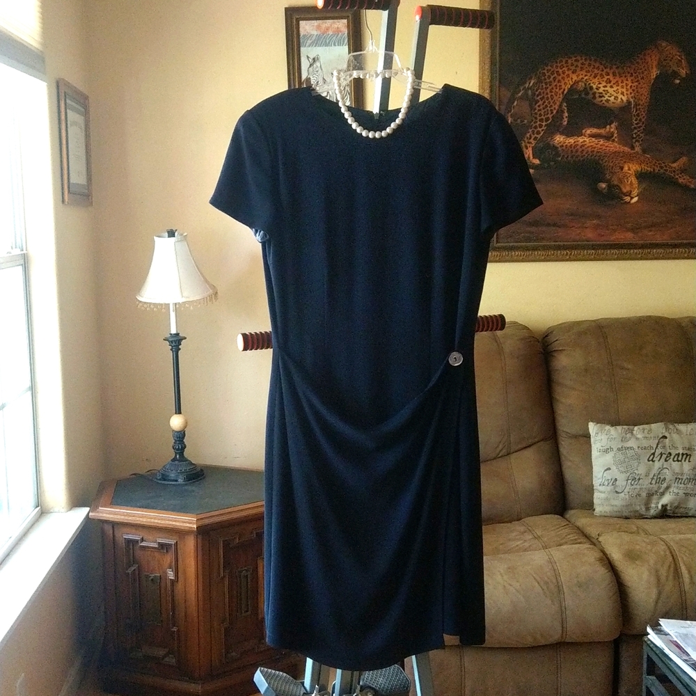 Linda Allard Ellen Tracy size 10 Navy Blue Button by the hip